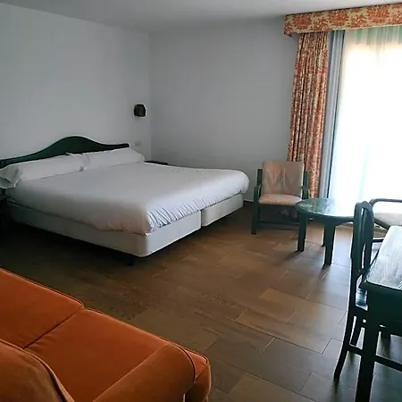 Holacamp Hotel